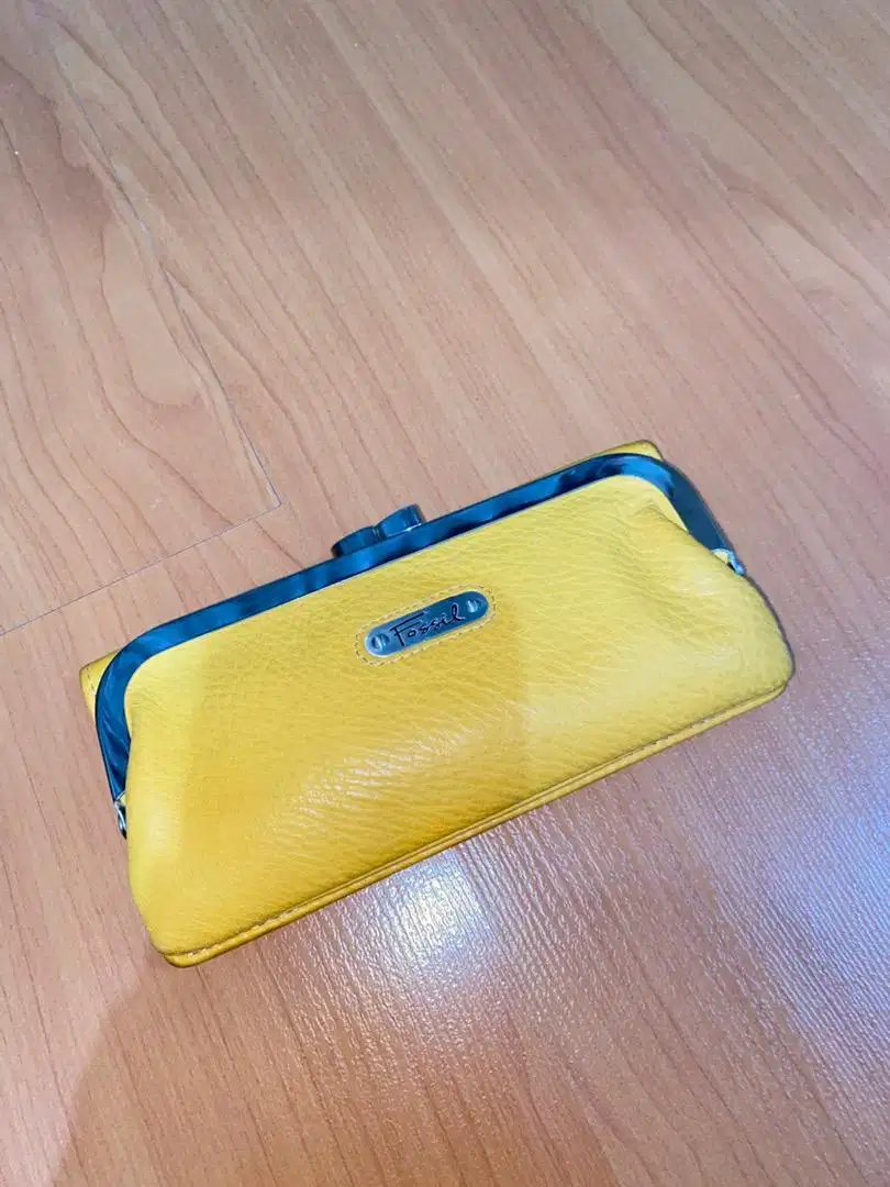 dompet kuning fossil