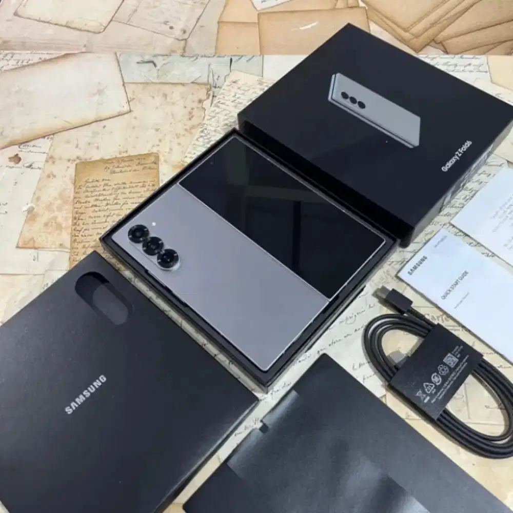 Samsung Z Fold 6 12/256GB SEIN Like New
Garansi 1 Januari 2026-Silver