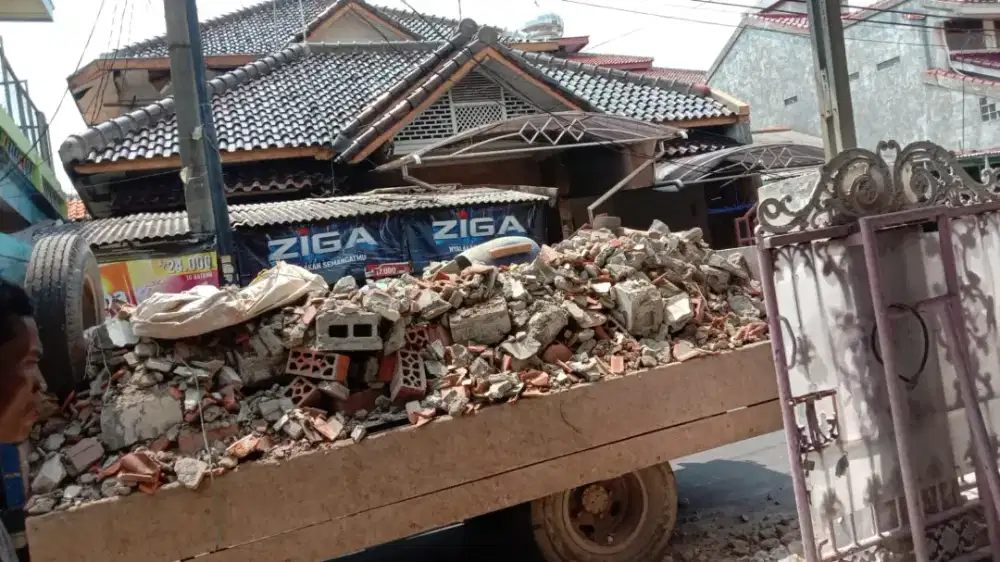 Urugan material puing dan buang material puing