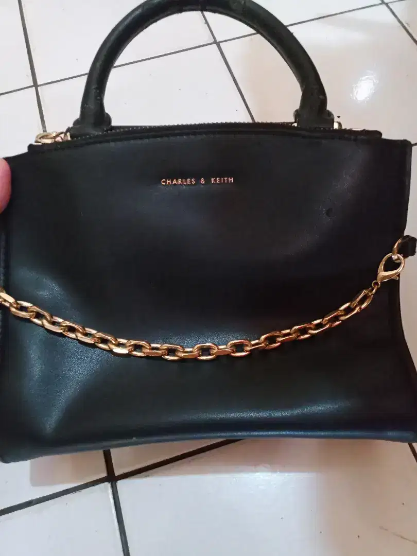 Di jual tas second Charles & Keith (original)