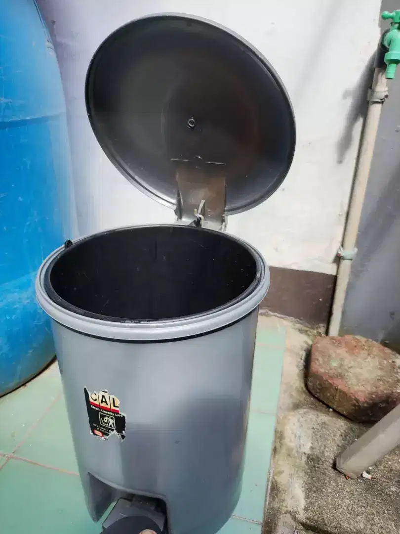 [Preloved] Tong Sampah Injak Warna Abu Abu