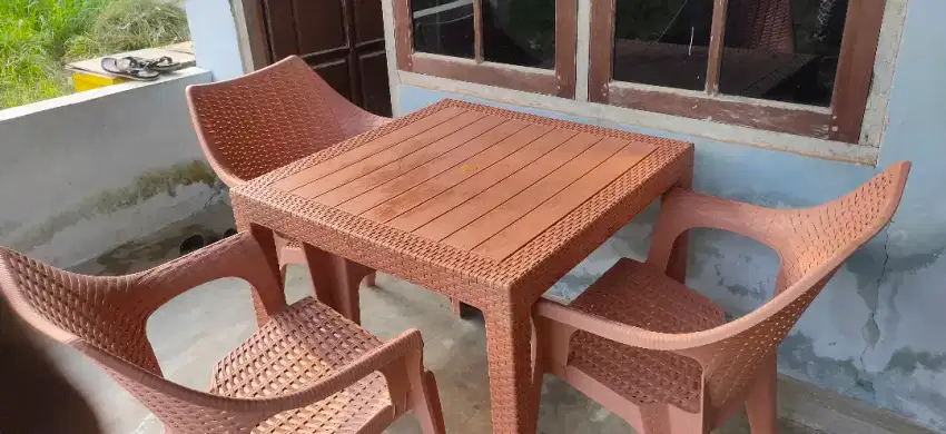 Dijual 1 set meja Kursi Platik  masih Bagus Dan kokoh