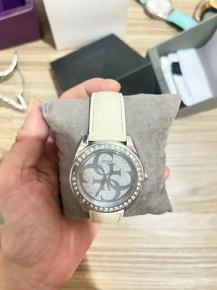 Guess leather putih