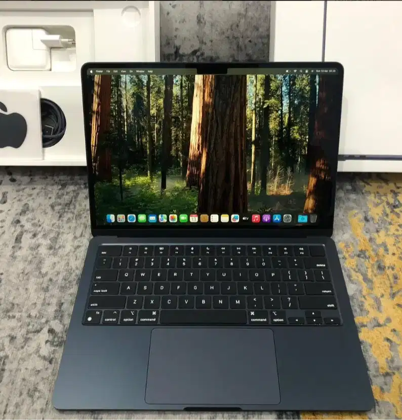 JUAL MACBOOK AIR M2 2022 RAM8 256 GB !