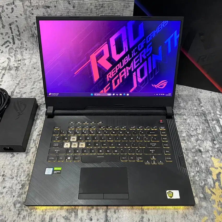 Asus ROG Strix Core i7-9750H GTX 1660 Ti 6Gb GDDR6 16/512Gb 120Hz