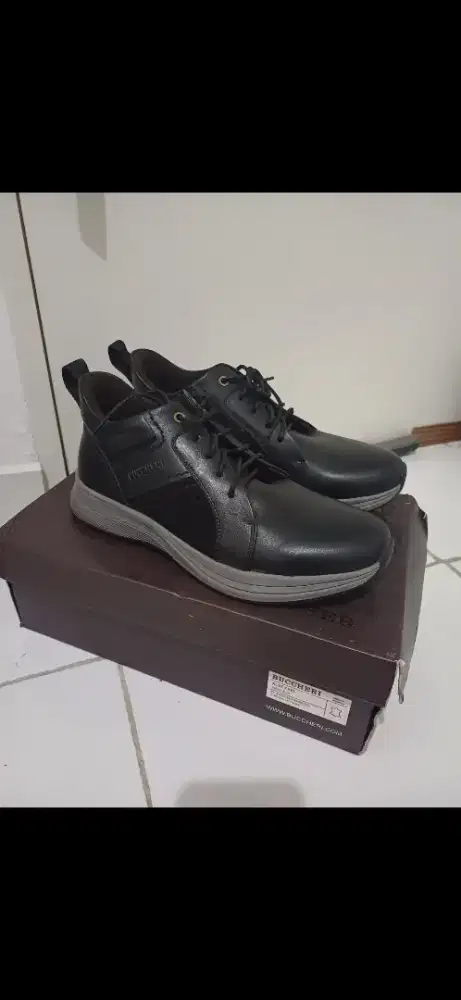 Sepatu Bucheri Ukuran 42 NET
