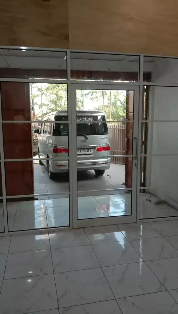 Pintu sekat kaca partisi kaca