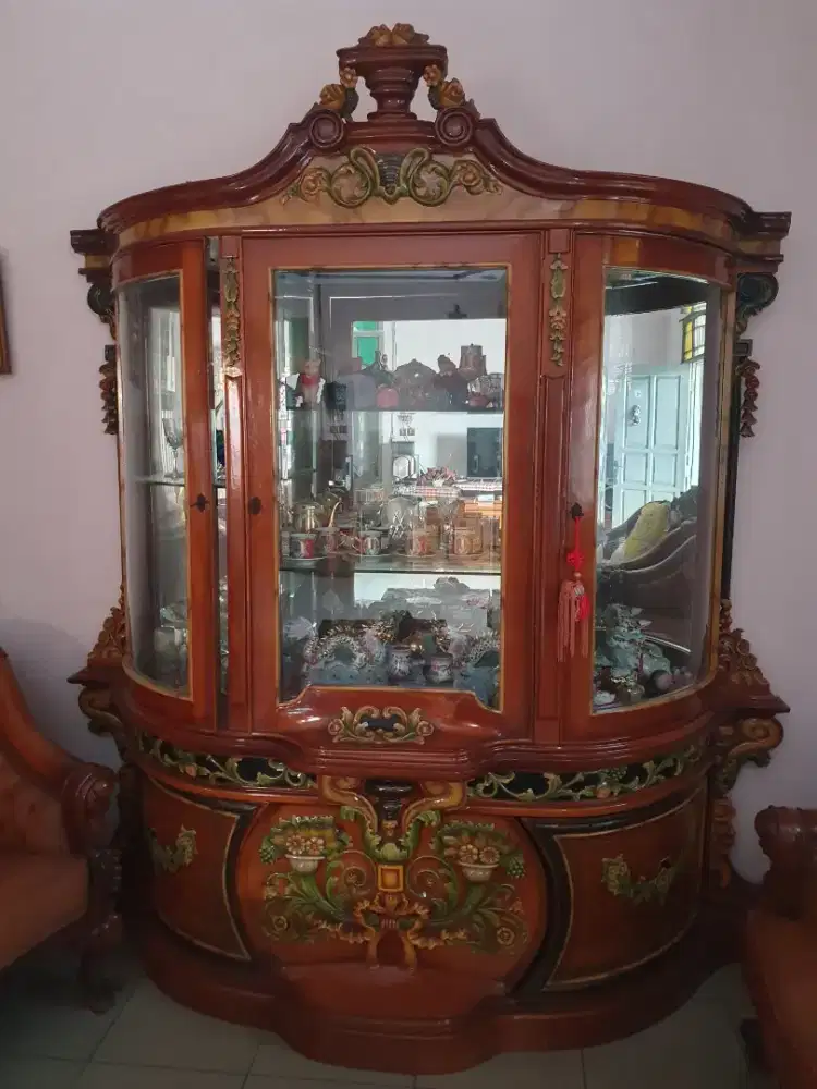 Dijual lemari pajangan kayu jati ukiran elegan
