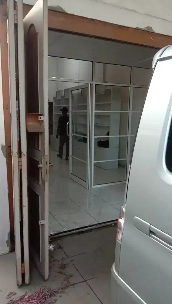 Pintu kaca sekat kaca