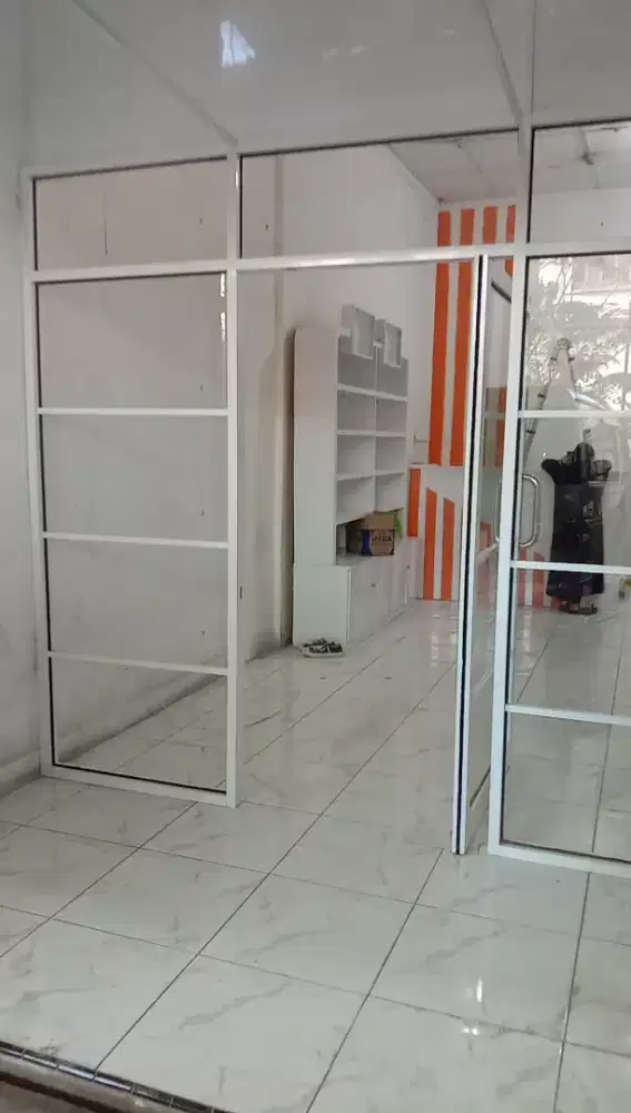 Pintu kaca sekat partisi kaca