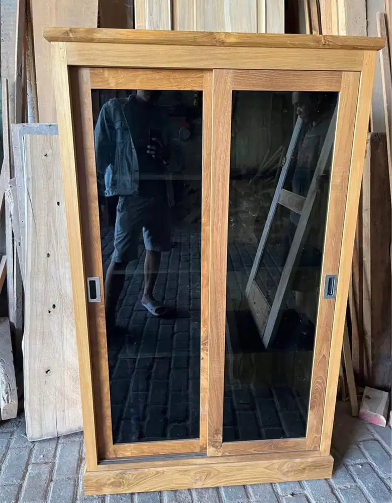 Lemari kaca dua pintu