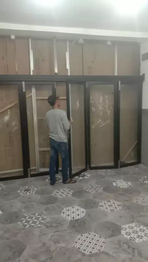 Pintu lipat aluminium kaca
