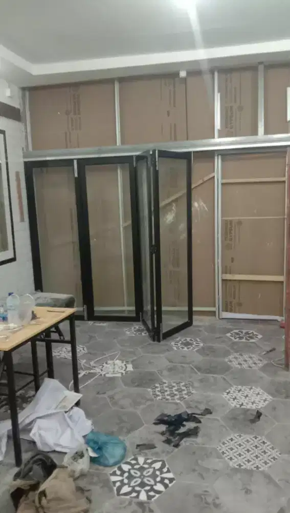 Pintu lipat aluminium kaca