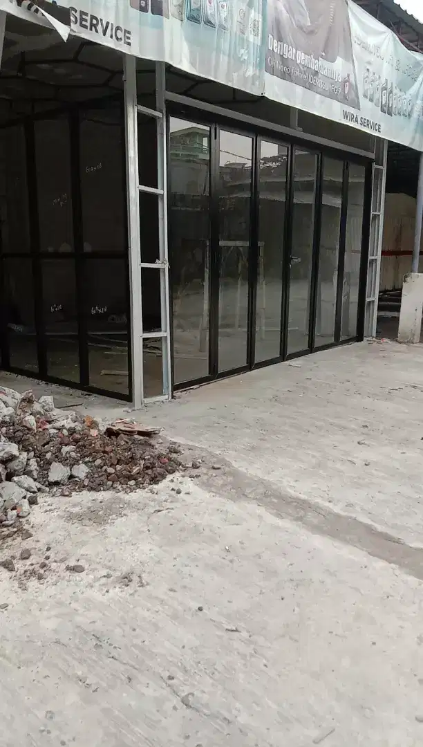 Pintu lipat aluminium kaca