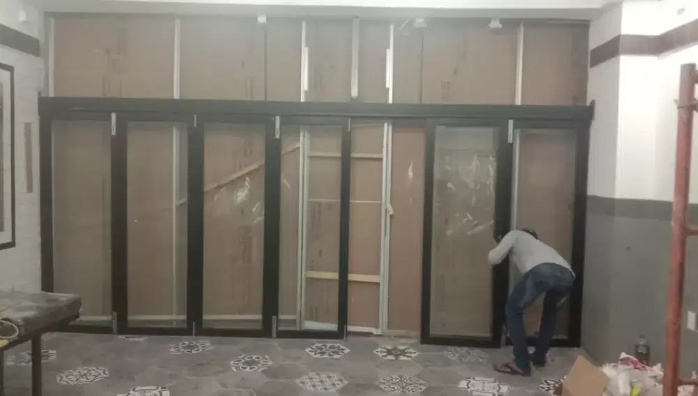 Pintu lipat aluminium kaca