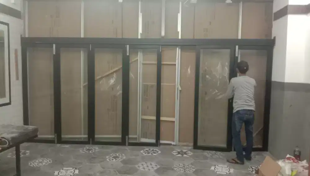 Pintu lipat aluminium kaca