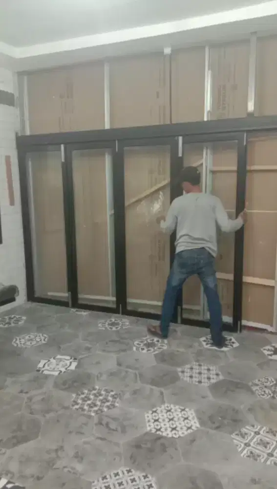 Pintu lipat aluminium kaca