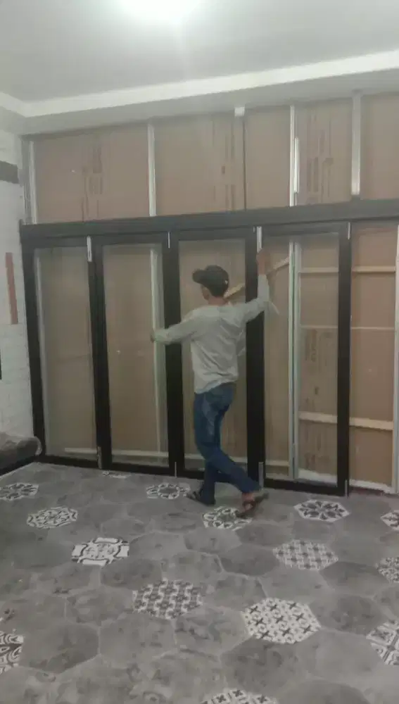 Pintu lipat aluminium kaca