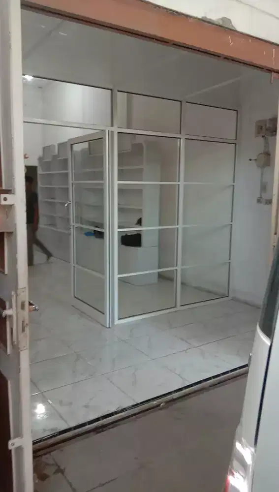 Pintu kaca sekat kaca