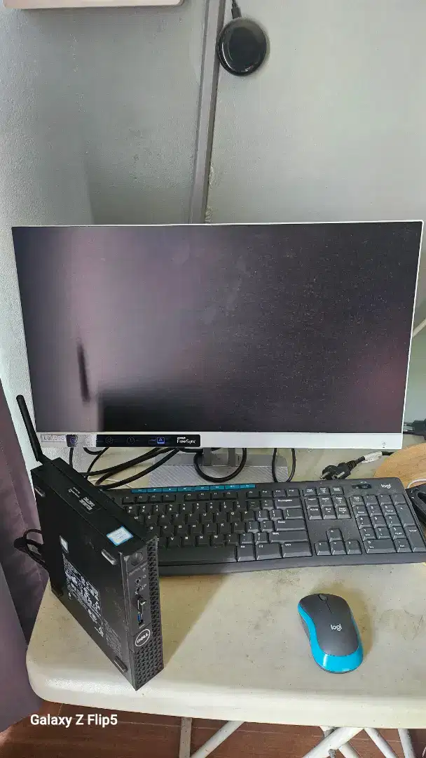 Komputer terdiri  PC mini dell + monitor + mouse + keyboard