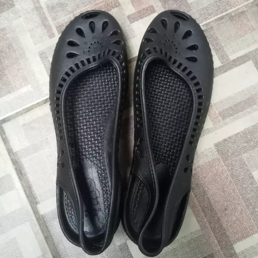 SEPATU PANTOPEL / SEPATU SENDAL BAHAN KARET JELLY HITAM NOMOR 38