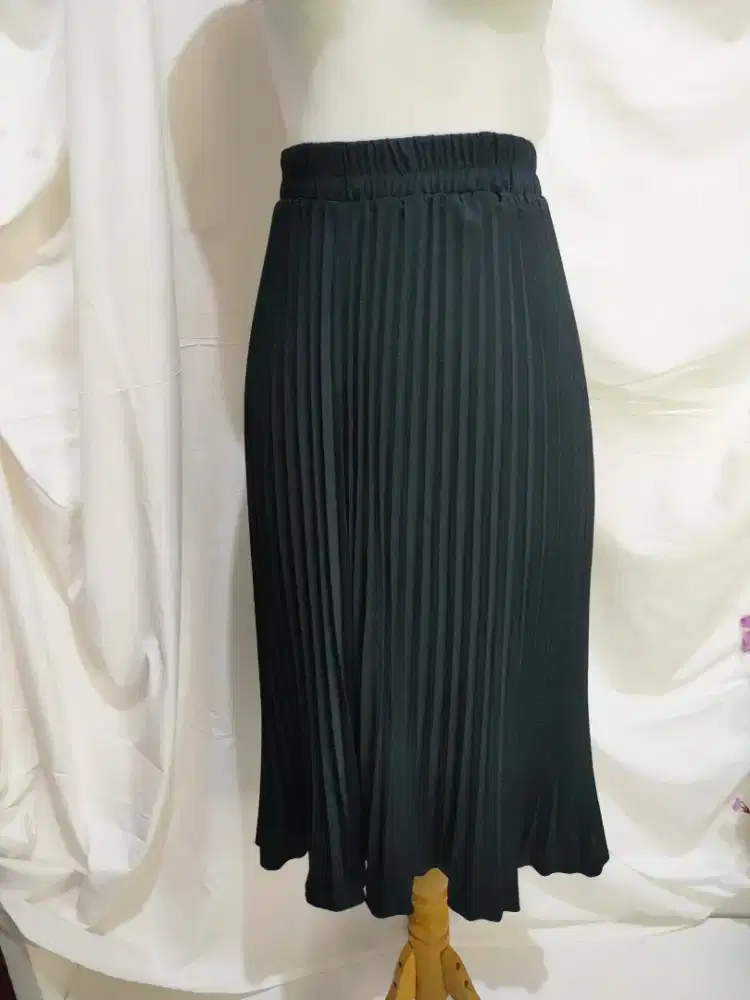 PRELOVED Rok MIDI Hitam serut