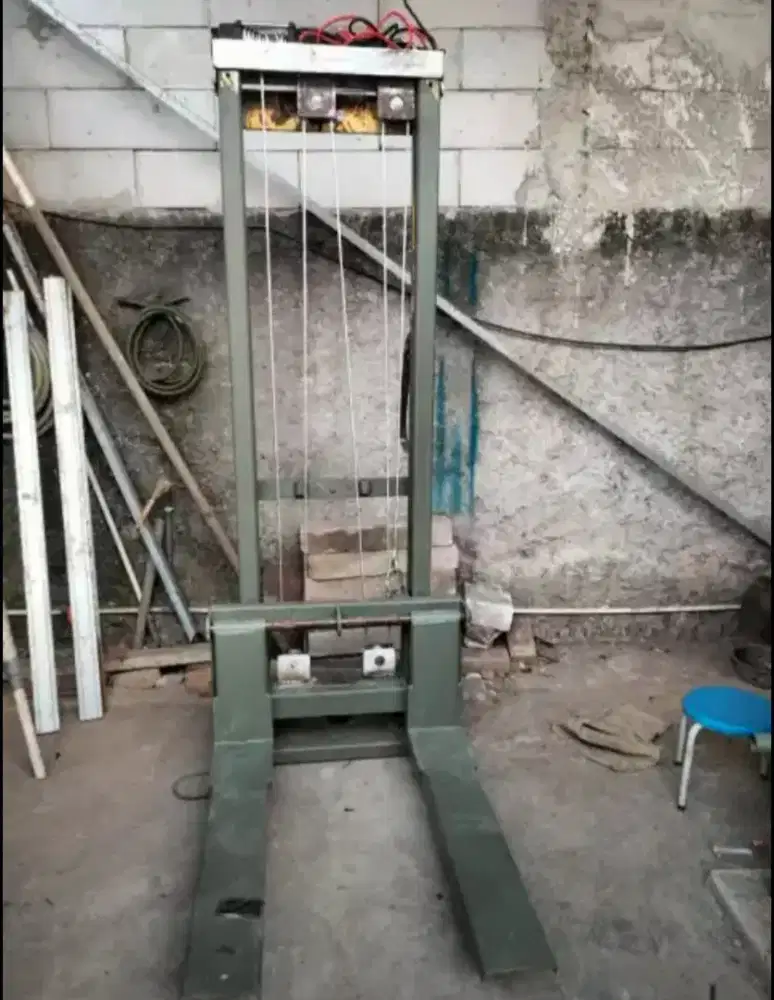 Alat angkat barang handstaker elektrik