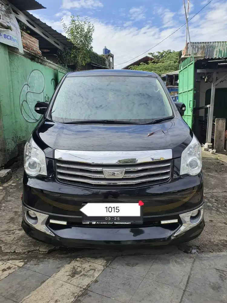 TOYOTA NAV1 2.0 V Limited Luxury (2015)