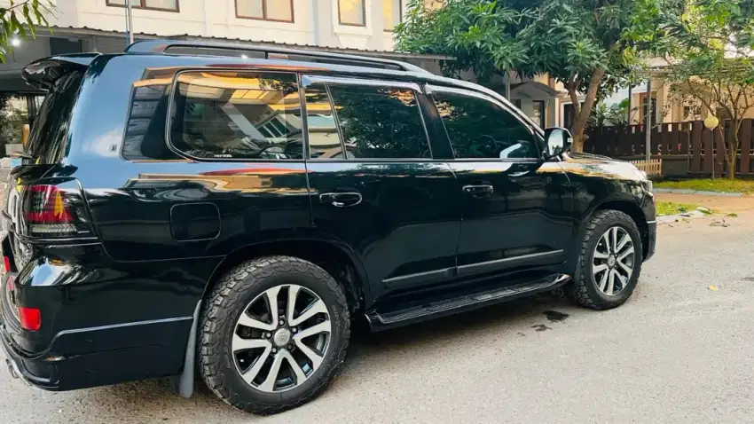 Di jual land cruiser V8 VXR
