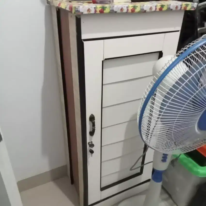 Lemari kayu kecil santri