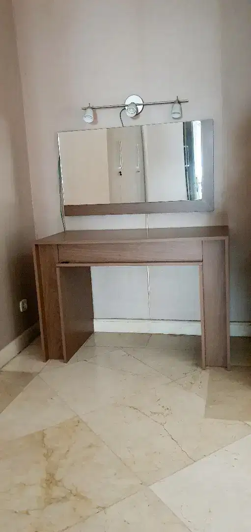 Meja rias dan kaca