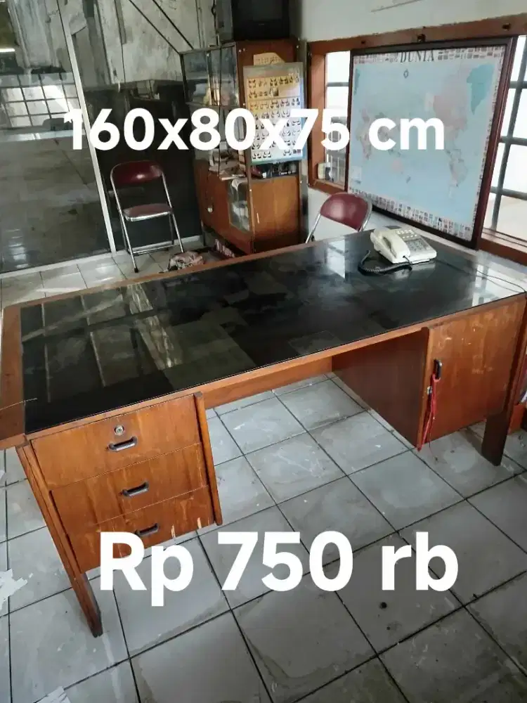 Meja kantor dan kaca