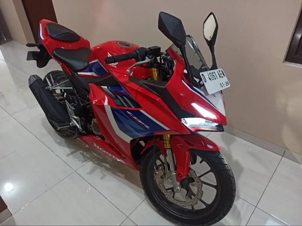 DIJUAL NGEBUTT MOTOR CBR 150R TRICOLOR , MULUS, PEMAKAIAN SENDIRI !!!