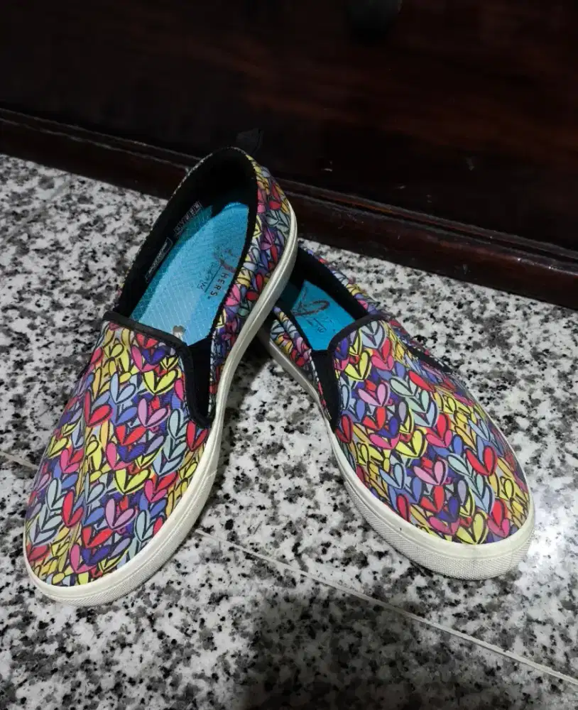 Sepatu skechers slip on size 40 bekas pemakaian original
