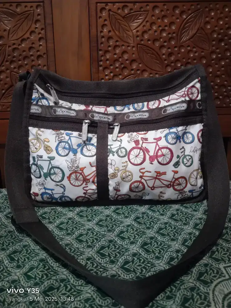 Tas slempang brand Lesportsac