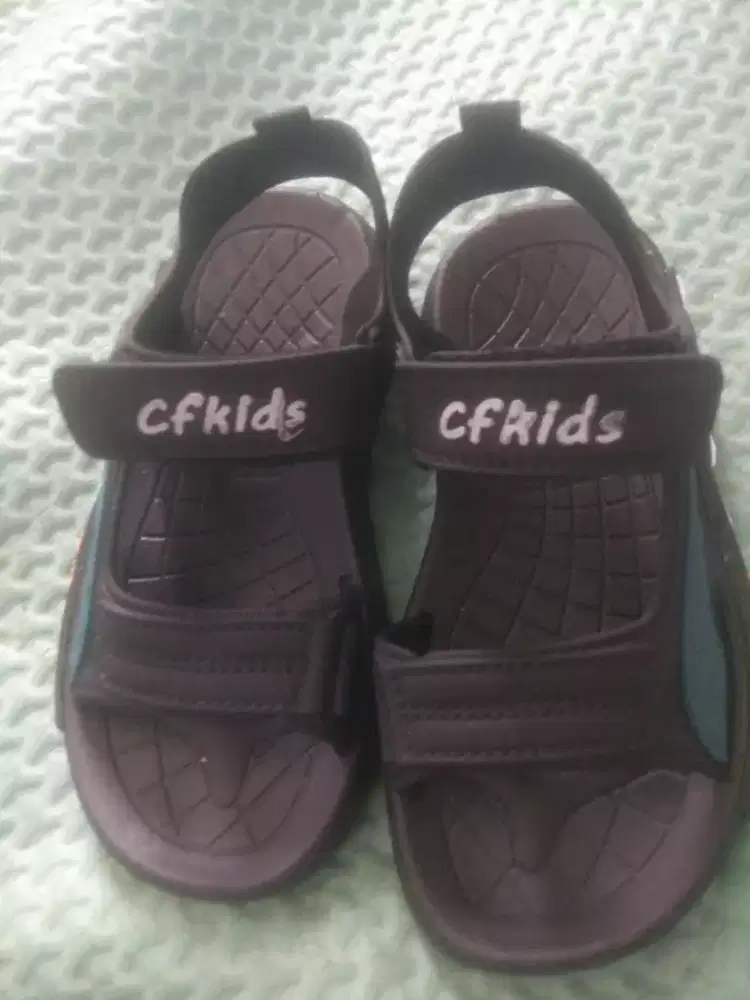 Sandal anak, no 30.