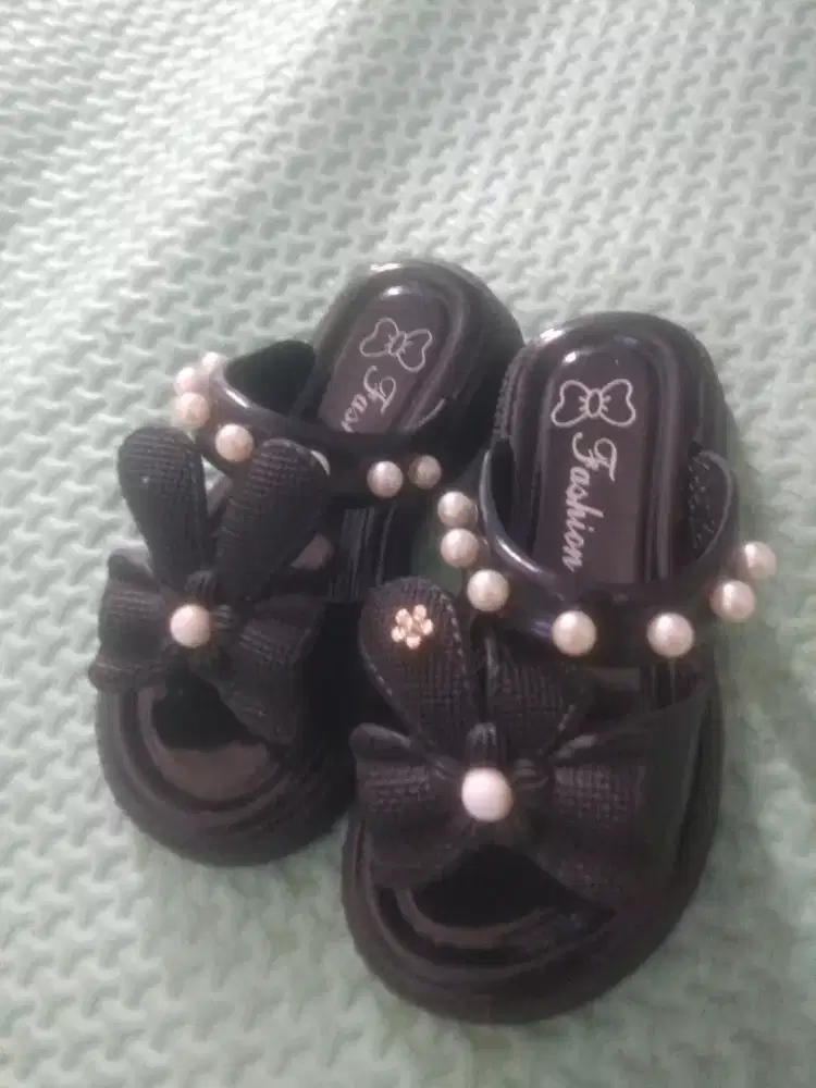 Sandal anak perempuan