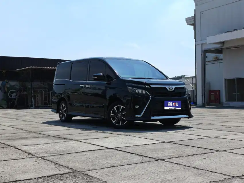 Ready !!! Toyota Voxy 2.0 AT 2021 Hitam KM 63RB