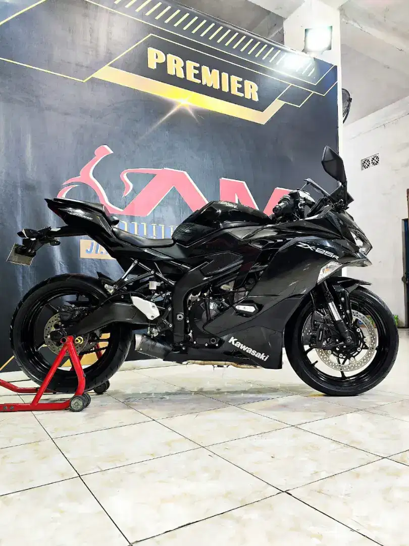 Kawasaki Ninja ZX25R STD REG 2022 Metallic Black odo 5rb an gas cakep