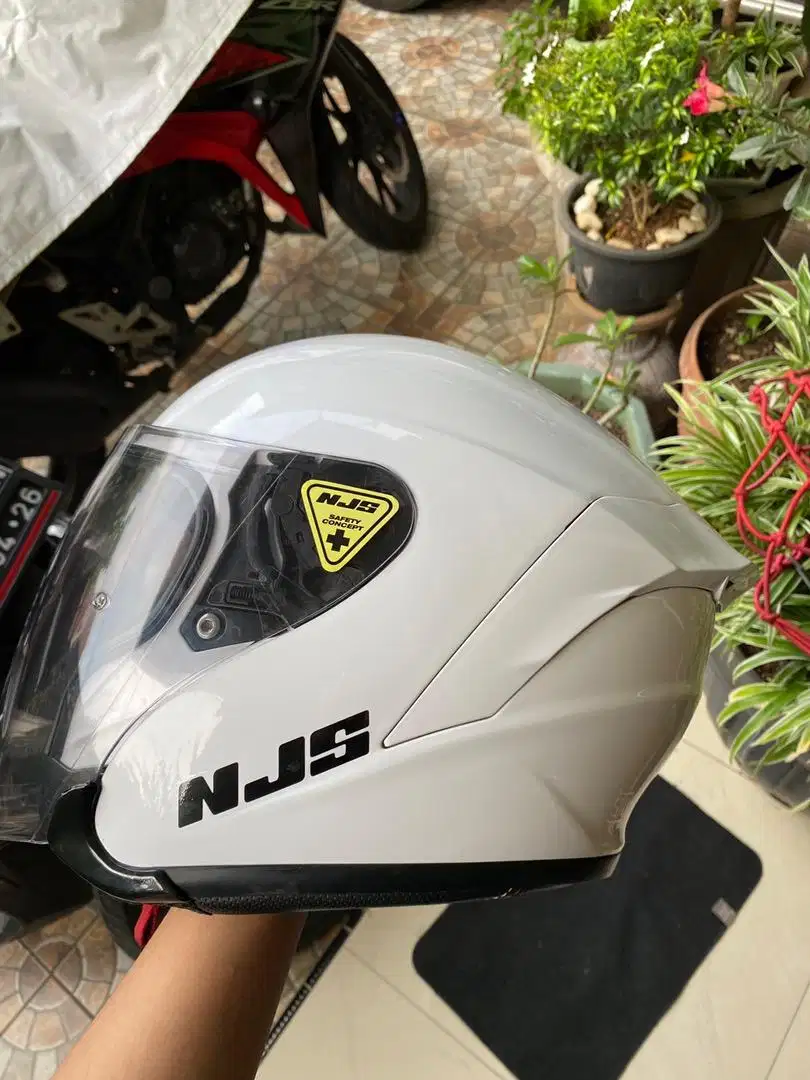 Njs Kairoz putih size L helm sarung