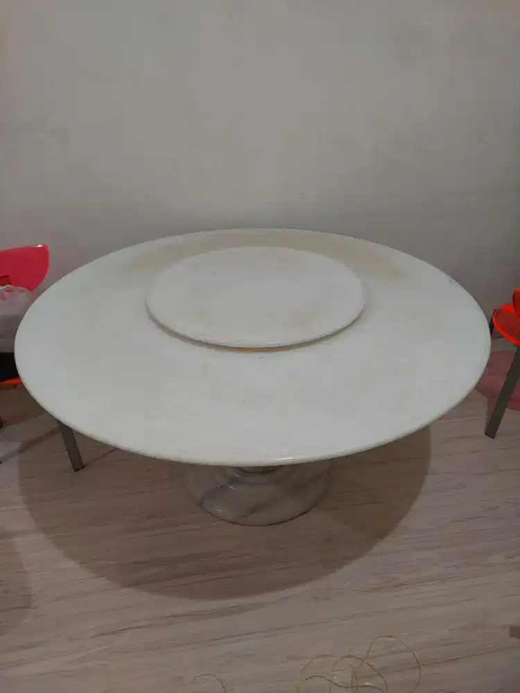 Meja marmer bulat