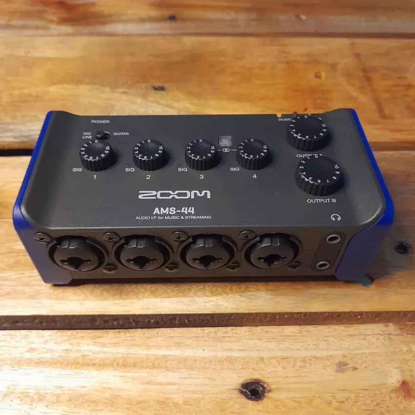 Zoom AMS-44 Audio Interface for Music & Streaming