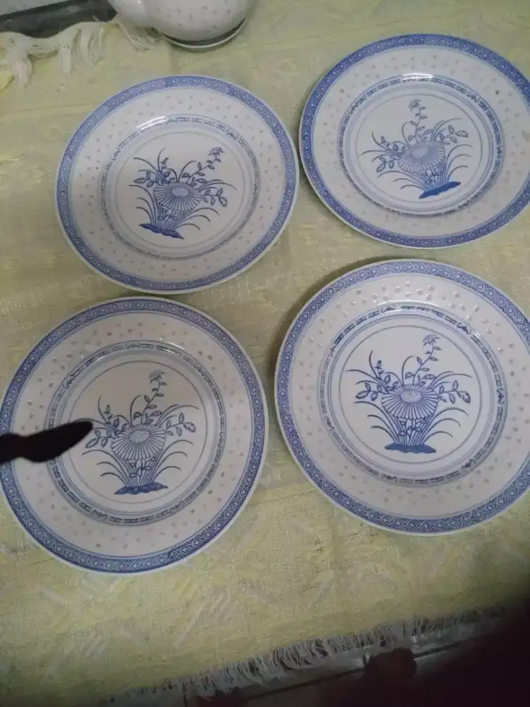 4 Buah piring china terawang