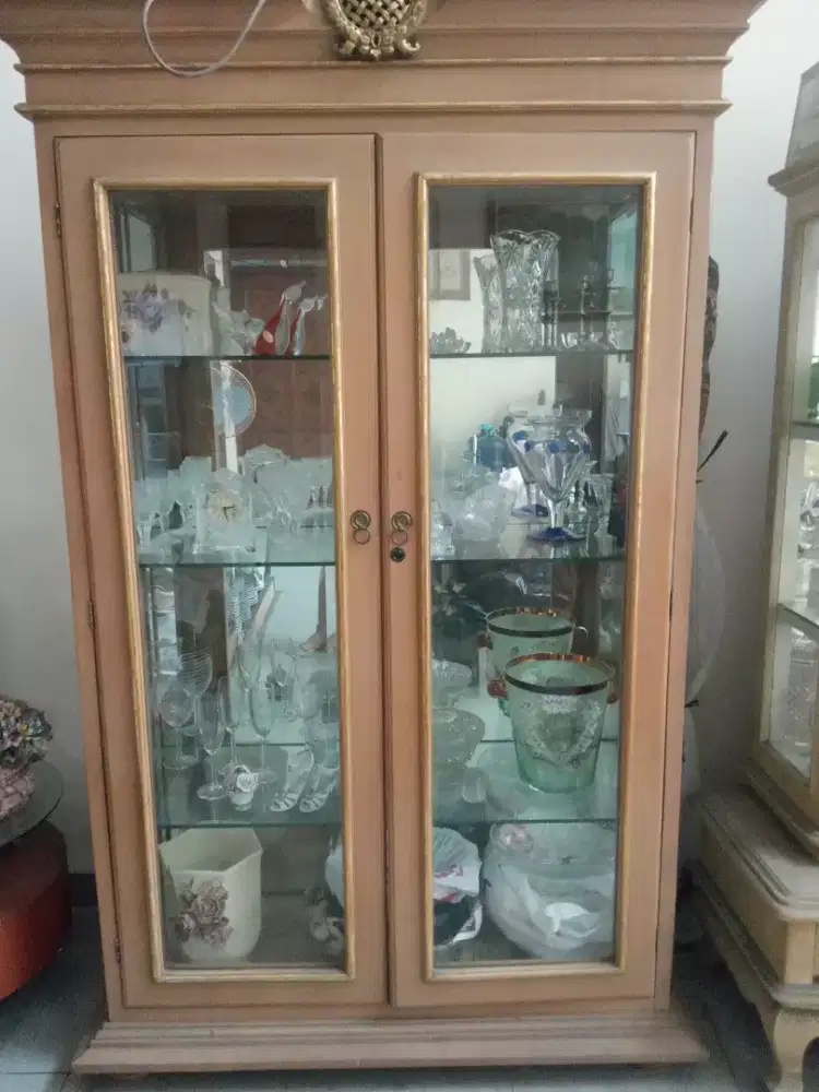 Lemari kayu hias pajangan kaca Uk. Tinggi 195 cm x Lebar kaca 110 cm