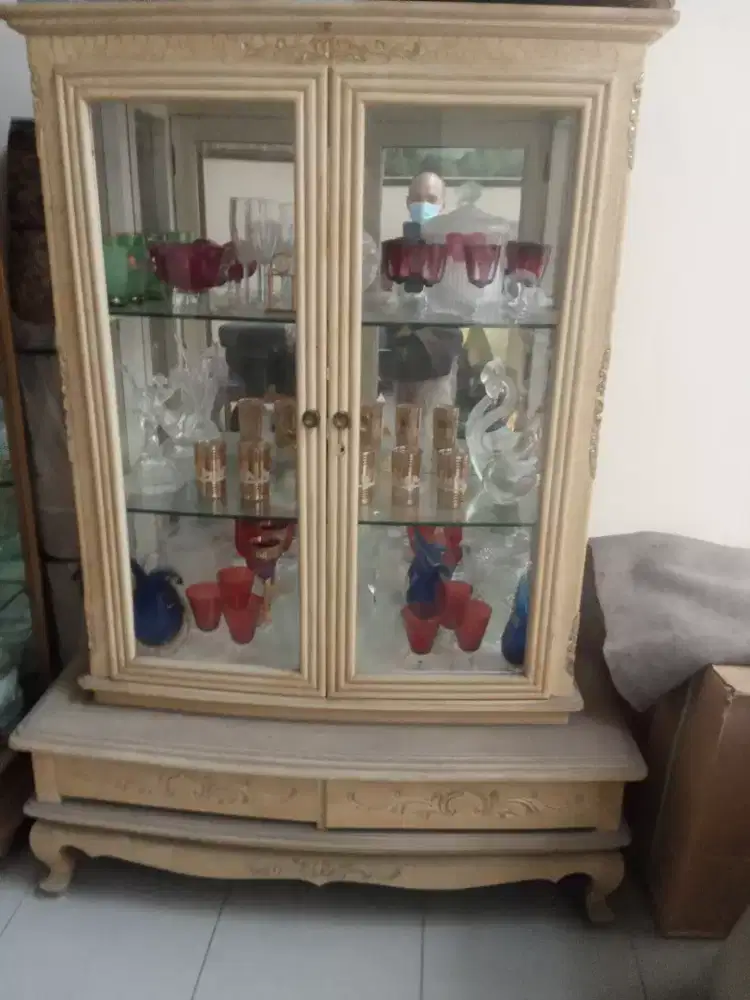 Lemari Rak kaca Pajangan cream kayu Tinggi 170 cm lebar kaca 100 cm