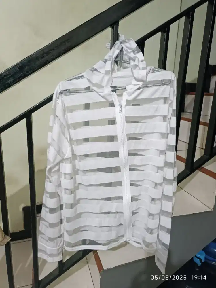 Baju dan atasan wanita