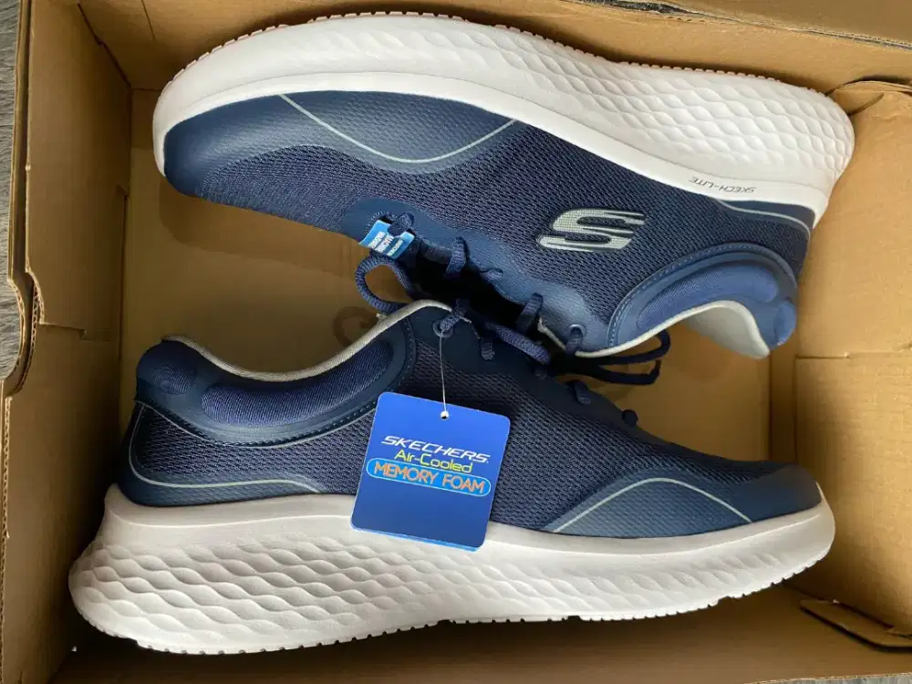 Sepatu Sketcher baru