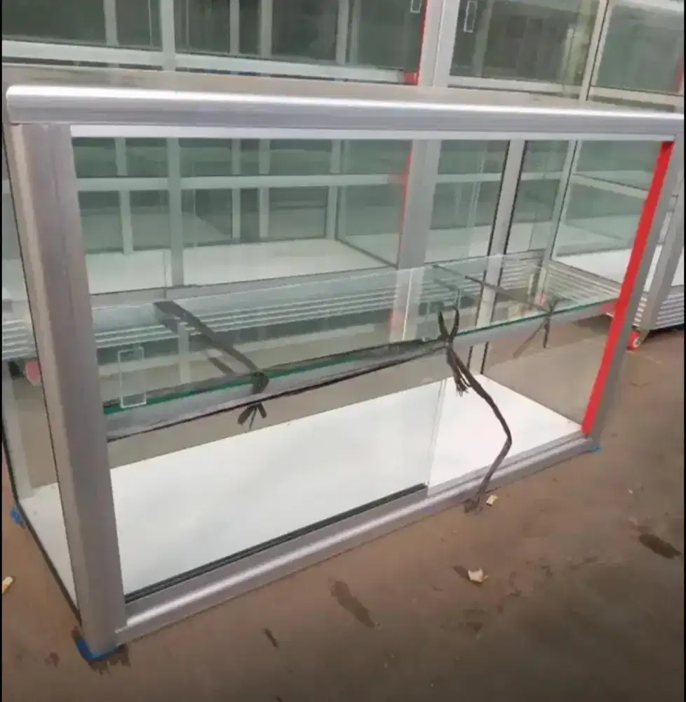 Etalase kaca dengan ukuran 100x40x60