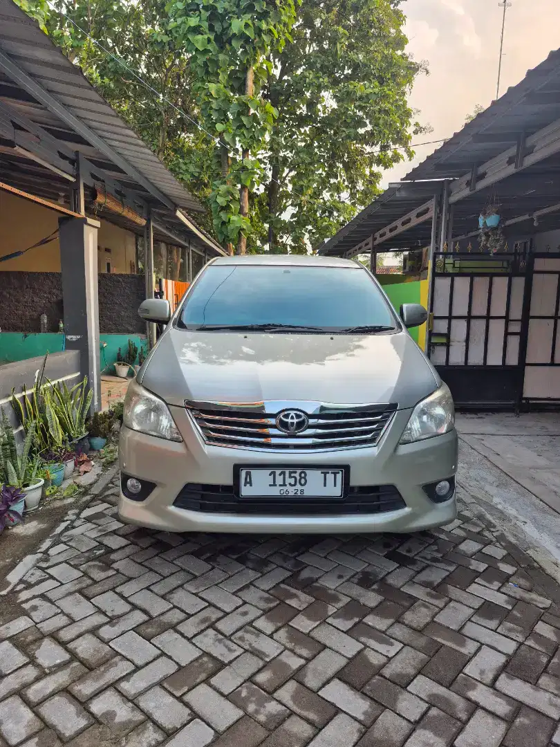 Toyota kijang innova type V M/T bensin tahun 2013 warna silver metalik