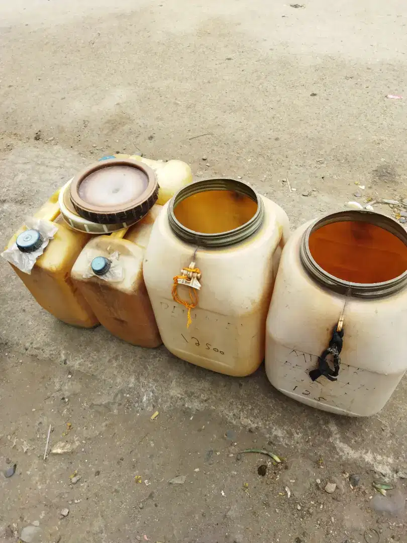 Tong dan jerigen minyak